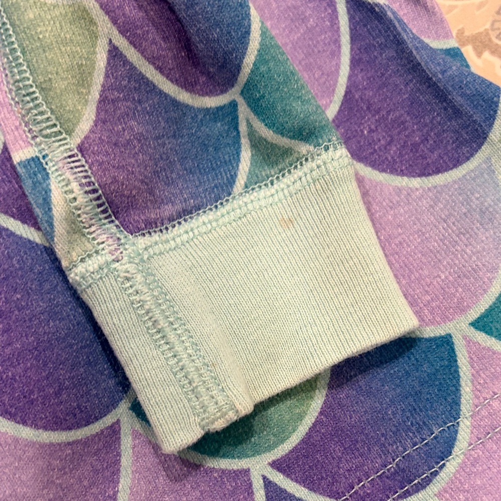 Hanna Andersson Kids Pajama Set - Purple and Blue Scales - Picture 4 of 12